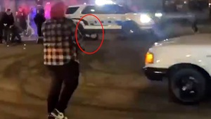Video: Cảnh sát Mỹ lao xe cán qua một người do bao vây đe dọa cảnh sát