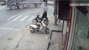 Video: Vượt đèn đỏ, hai phụ nữ lao vào gầm xe ben giữa ngã tư