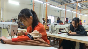 Video: Hàng trăm chiếc chăn ấm được các bạn trẻ may tặng bà con vùng cao Nghệ An