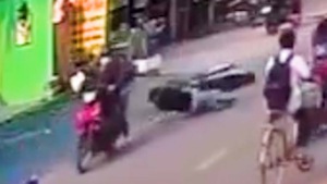 Video: Bị giật dây chuyền vàng hơn một lượng, nam thanh niên té ngã trên đường