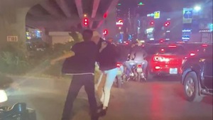 Video: Triệu tập tài xế đánh người nhắc dừng đèn đỏ lâu