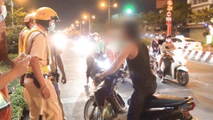 Video: Người đàn ông say xỉn vào chốt CSGT 'tại sao không bắt em'?