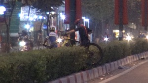 Video: Vác xe đạp bỏ chạy né CSGT trên đường Phạm Văn Đồng