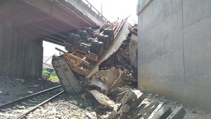 Video: Xe đầu kéo tông vào cầu vượt, rơi xuống đường sắt gây tê liệt giao thông