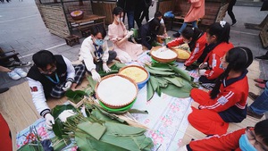 Góc nhìn trưa nay | Hoa hậu Đỗ Thị Hà, Lương Thùy Linh gói bánh chưng tặng trẻ em vùng lũ