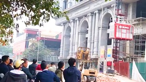 Video: Sập giàn giáo trung tâm thương mại ở Phú Thọ, nhiều công nhân nguy kịch