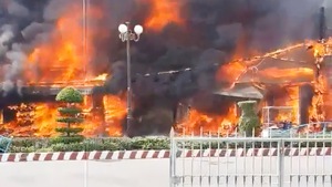 Video: Điều tra vụ cháy thiêu rụi nhiều ki ốt, làm một người tử vong ở Sóc Trăng