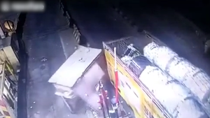 Video: Xe tải kéo sập quầy vé, nhân viên trạm thu phí chui ra từ đống đổ nát
