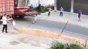 Video: Cháu bé chạy sang đường bị xe máy gặt cuốn vào gầm