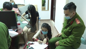 Video: Bắt quả tang 6 nam, 4 nữ thanh niên thuê khách sạn để ‘bay lắc’ ở Đà Lạt