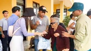Video: Phía Hoài Linh và Thủy Tiên làm từ thiện ở Huế ‘không thông qua mặt trận tỉnh’