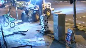 Video: Cảnh sát truy đuổi tên trộm lái xe nâng hạng nặng phá cửa hàng, trộm 2 mô tô