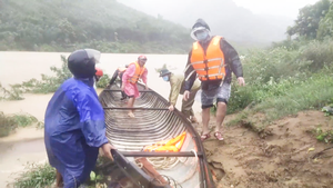 Video: Mưa xối xả ở miền núi Quảng Bình, người dân tức tốc di chuyển đồ đạc tránh lũ