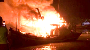 Video: 5 tàu cá neo đậu trú bão bị thiêu rụi giữa đêm ở Bình Định