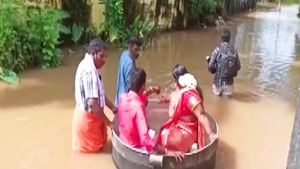 Video: Cô dâu, chú rể ngồi trong nồi nhôm vượt lũ đến nơi tổ chức đám cưới