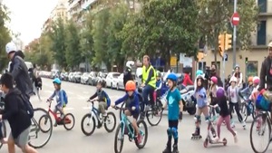 Video: Cấm xe cơ giới để trẻ em đạp xe, trượt patin đến trường