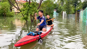 Video: Mưa lũ khiến nhiều nhà dân ở Quảng Nam ngập sâu; Quảng Ngãi di dời 2.500 hộ