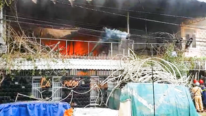 Video: Cháy kho chứa dụng cụ tiệc cưới, lan sang 2 nhà dân ở Bình Chánh