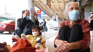 Video: Chuyến bay miễn phí đưa gần 300 người già, phụ nữ mang thai về Nghệ An