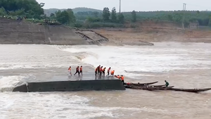 Video: Cứu 7 người mắc kẹt trên ụ nổi giữa sông Thạch Hãn