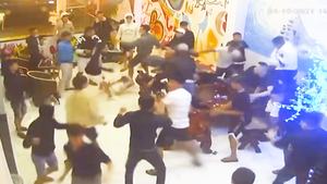 Video: Tạm giữ 12 người dùng mã tấu, tuýp sắt hỗn chiến tại quán karaoke ở Bảo Lộc