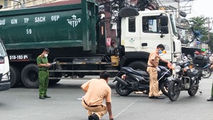 Video: Va chạm xe máy ngã ra đường, người đàn ông bị xe rác cán trúng