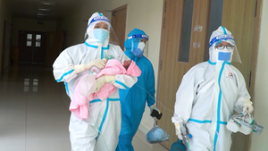 Video: Hai bệnh viện phối hợp mổ bắt con cho sản phụ nhiễm COVID-19 nặng