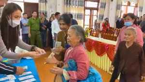 Video: Giải thích việc không thể xác định chính xác tổng số tiền ca sĩ Thủy Tiên đã trao tại Quảng Trị