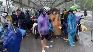 Video: Gian nan đường về quê giữa mưa gió miền Trung