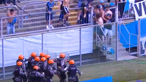 Video: Đội nhà bị 2 quả phạt đền, thua trận, cổ động viên tức giận 'đập nát' màn hình VAR