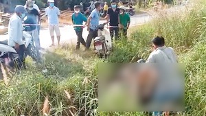 Video: Tá hỏa với xác chết dưới mương nước, nằm trong cỏ rậm rạp, công an căng dây phong tỏa điều tra