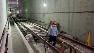 Video: Lắp đặt những đoạn đường ray cuối cùng tuyến metro Bến Thành - Suối Tiên