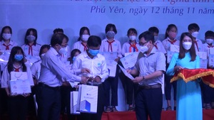 Video: 302 suất học bổng 'Tiếp sức đến trường' trao tặng học sinh, tân sinh viên Phú Yên