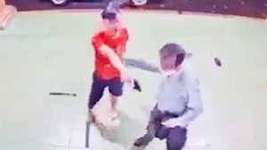 Video: Một cán bộ công an rút súng chĩa thẳng vào nhân viên y tế ở Lâm Đồng
