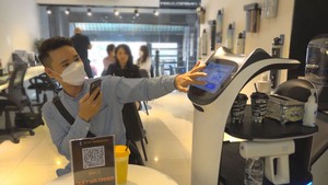 Góc nhìn trưa nay | Độc đáo quán cà phê sử dụng robot thay nhân viên phục vụ