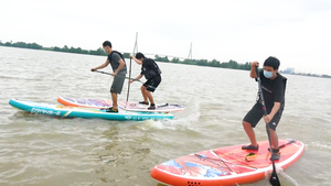 Video: Giới trẻ thích thú chèo SUP mới xuất hiện trên sông Hậu
