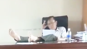 Video: 'Trần tình' của hạt trưởng kiểm lâm bị tạm đình chỉ công tác do gác chân lên bàn làm việc