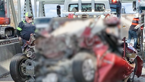 Video: Ôtô bẹp dúm dưới gầm xe đầu kéo, nữ tài xế bò ra từ ‘mớ kim loại’ dập nát