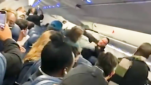 Video: Nữ tiếp viên hàng không bị đấm đổ máu, chấn động não, máy bay phải hạ cánh khẩn cấp