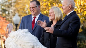 Video: 2 con gà tây được Tổng thống Biden xá tội trong lễ Tạ ơn