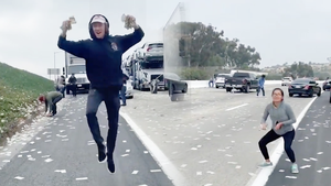 Video: Nhiều tài xế tranh nhau nhặt tiền rơi trên cao tốc