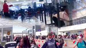 Video: Súng nổ tại sân bay ở Mỹ, 3 người bị thương, hàng trăm người chạy tán loạn
