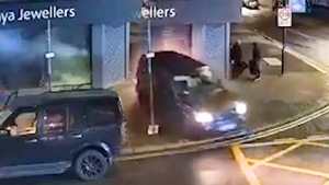 Video: Vụ trộm kỳ lạ, lái xe Range Rover húc tung cửa hàng để trộm trang sức, bỏ lại xe tại hiện trường