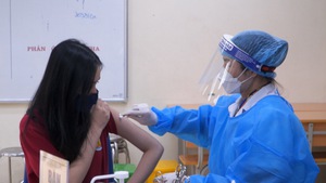 Video: Những trẻ em đầu tiên ở Hà Nội và Ninh Thuận được tiêm vắc xin ngừa COVID-19