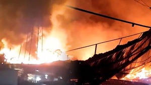 Video: Cháy 1.000m2 nhà xưởng ở quận 12, cột khói bốc cao hàng chục mét