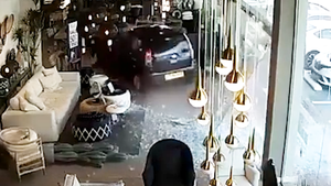 Video: Tài xế đạp nhầm chân ga, ôtô lao vào nhà hàng đâm người