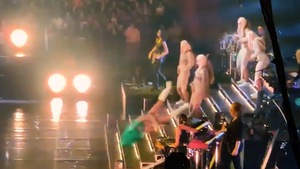 Video: Nữ ca sĩ ngã lộn nhào trên sân khấu khi đang biểu diễn