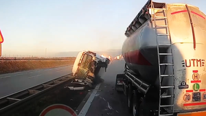 Video: Xe bồn ‘rơi đầu’ khi đang chạy trên đường cao tốc