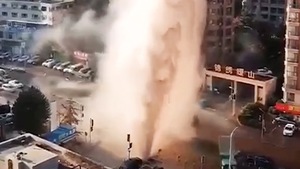 Video: Vỡ đường ống, nước nóng phun xối xả lên không trung