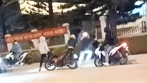 Video: Tạm giữ nhóm người, trong đó có 10 học sinh chém nhau trước cổng Công an Đà Lạt